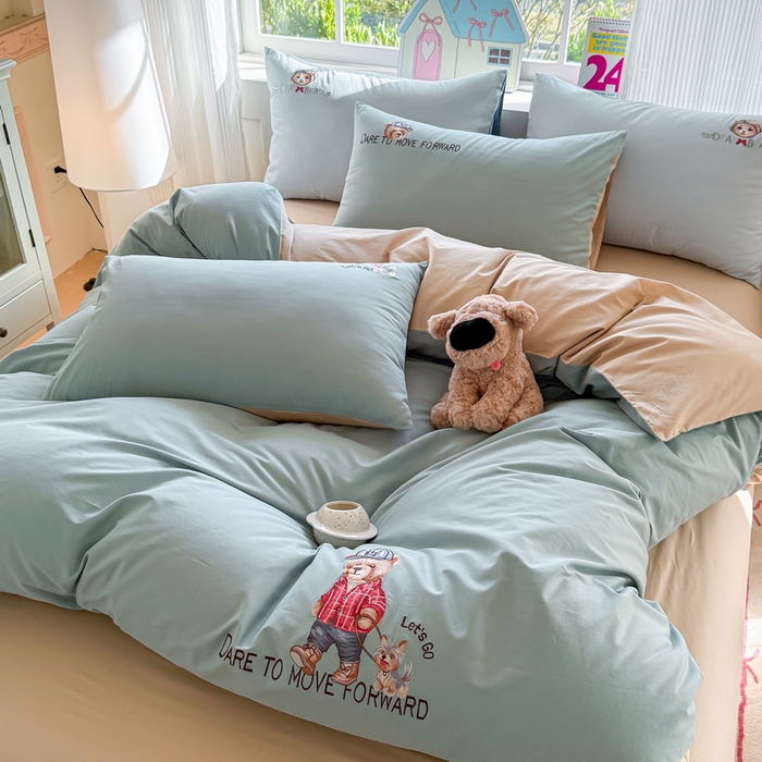 91家纺网 家纺一手货源 找家纺 雲归梦 2025春夏新款全棉纯棉刺绣潮熊学院派系列四件套 比尔熊