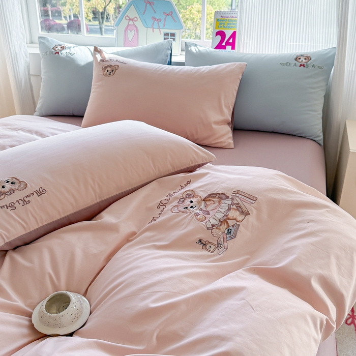 91家纺网 家纺一手货源 找家纺 雲归梦 2025春夏新款全棉纯棉刺绣潮熊学院派系列四件套 雅莱熊