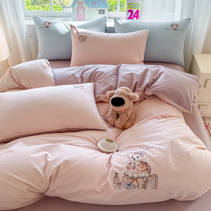 91家纺网 家纺一手货源 找家纺 雲归梦 2025春夏新款全棉纯棉刺绣潮熊学院派系列四件套 雅莱熊