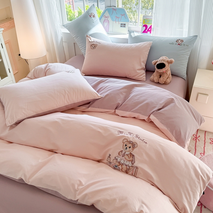 91家纺网 家纺一手货源 找家纺 雲归梦 2025春夏新款全棉纯棉刺绣潮熊学院派系列四件套 雅莱熊