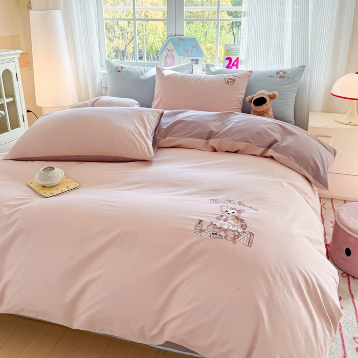 91家纺网 家纺一手货源 找家纺 雲归梦 2025春夏新款全棉纯棉刺绣潮熊学院派系列四件套 雅莱熊