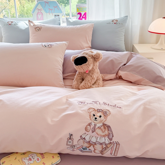 91家纺网 家纺一手货源 找家纺 雲归梦 2025春夏新款全棉纯棉刺绣潮熊学院派系列四件套 雅莱熊