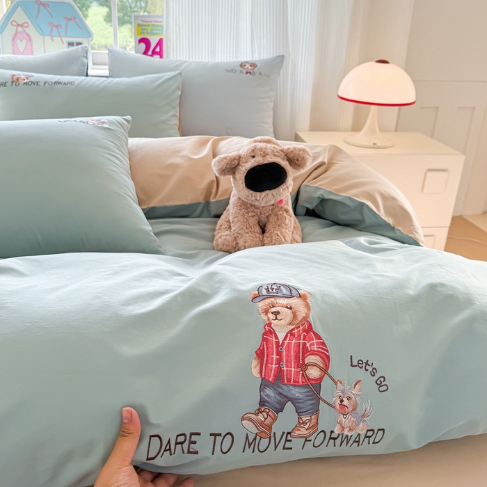 91家纺网 家纺一手货源 找家纺 雲归梦 2025春夏新款全棉纯棉刺绣潮熊学院派系列四件套 比尔熊