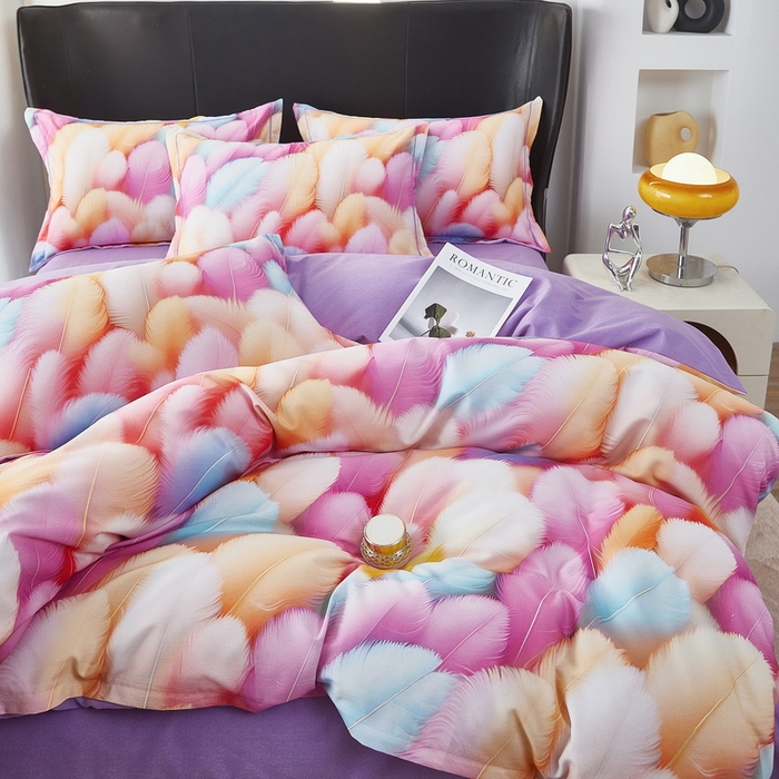 91家纺网 家纺一手货源 找家纺 雲归梦 2025春夏新款全棉纯棉5D数码印花四件套 羽毛飘飘-粉