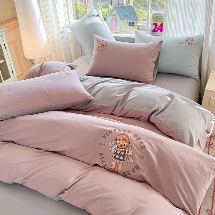 91家纺网 家纺一手货源 找家纺 雲归梦 2025春夏新款全棉纯棉刺绣潮熊学院派系列四件套 肯尼熊