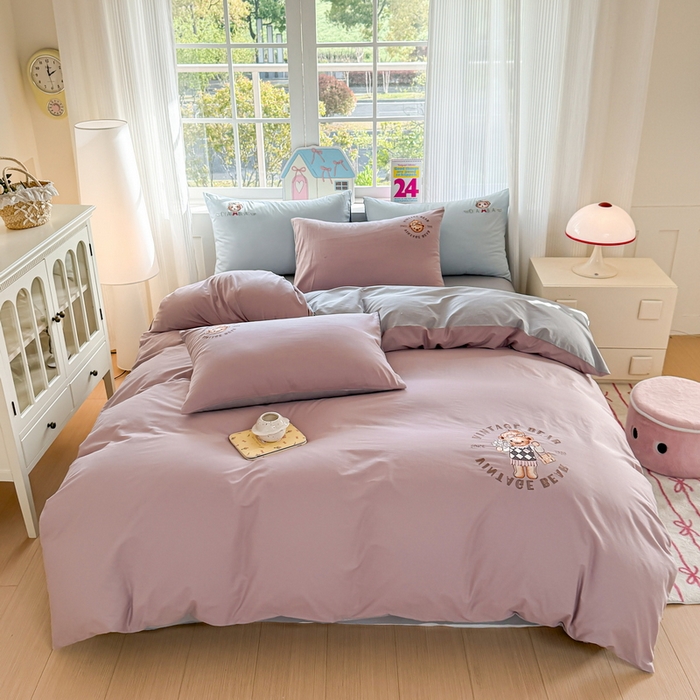 91家纺网 家纺一手货源 找家纺 雲归梦 2025春夏新款全棉纯棉刺绣潮熊学院派系列四件套 肯尼熊