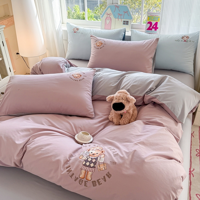 91家纺网 家纺一手货源 找家纺 雲归梦 2025春夏新款全棉纯棉刺绣潮熊学院派系列四件套 肯尼熊