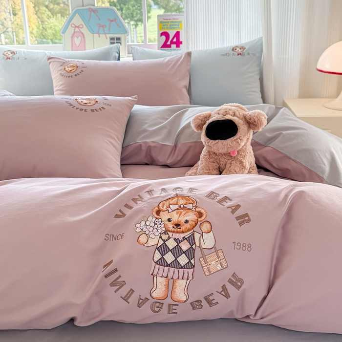 91家纺网 家纺一手货源 找家纺 雲归梦 2025春夏新款全棉纯棉刺绣潮熊学院派系列四件套 肯尼熊