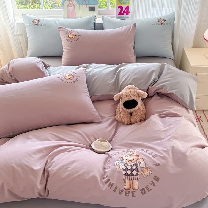 91家纺网 家纺一手货源 找家纺 雲归梦 2025春夏新款全棉纯棉刺绣潮熊学院派系列四件套 肯尼熊