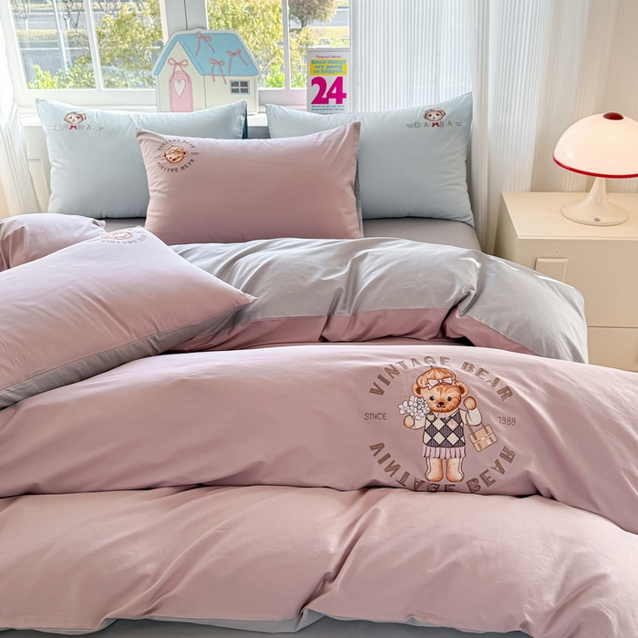 91家纺网 家纺一手货源 找家纺 雲归梦 2025春夏新款全棉纯棉刺绣潮熊学院派系列四件套 肯尼熊