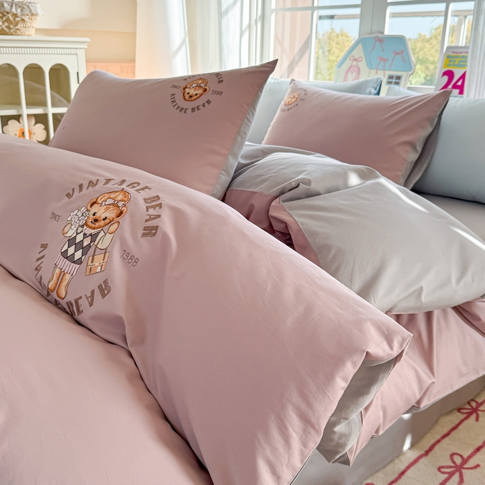 91家纺网 家纺一手货源 找家纺 雲归梦 2025春夏新款全棉纯棉刺绣潮熊学院派系列四件套 肯尼熊