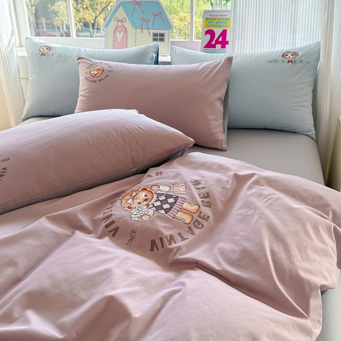 91家纺网 家纺一手货源 找家纺 雲归梦 2025春夏新款全棉纯棉刺绣潮熊学院派系列四件套 肯尼熊