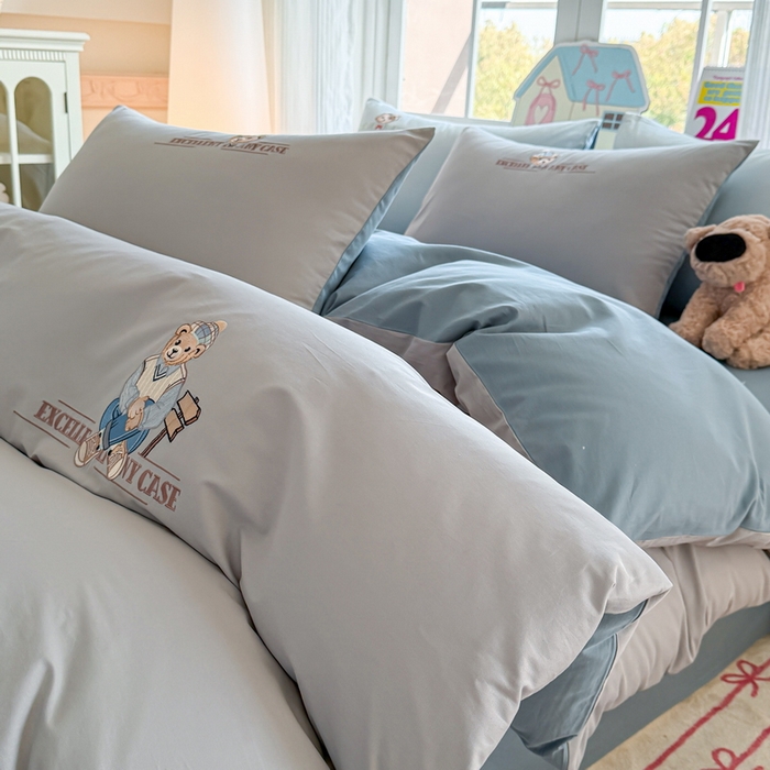 91家纺网 家纺一手货源 找家纺 雲归梦 2025春夏新款全棉纯棉刺绣潮熊学院派系列四件套 穆赛熊