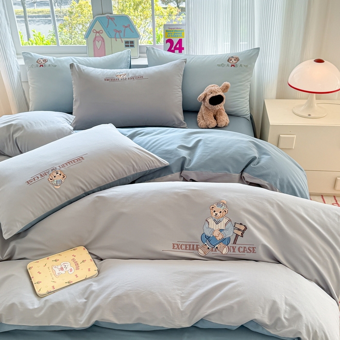 91家纺网 家纺一手货源 找家纺 雲归梦 2025春夏新款全棉纯棉刺绣潮熊学院派系列四件套 穆赛熊