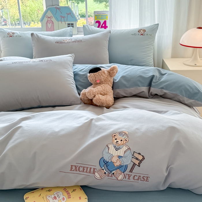 91家纺网 家纺一手货源 找家纺 雲归梦 2025春夏新款全棉纯棉刺绣潮熊学院派系列四件套 穆赛熊