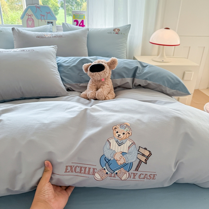 91家纺网 家纺一手货源 找家纺 雲归梦 2025春夏新款全棉纯棉刺绣潮熊学院派系列四件套 穆赛熊