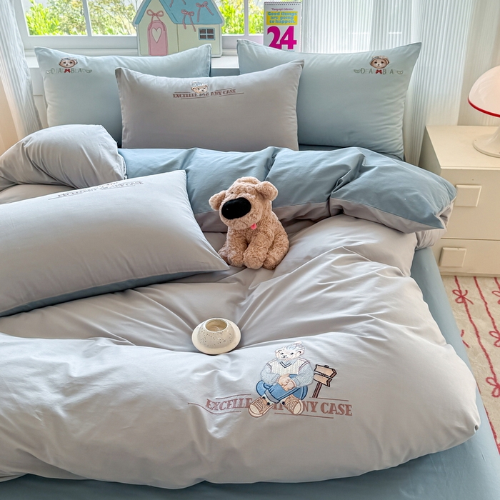 91家纺网 家纺一手货源 找家纺 雲归梦 2025春夏新款全棉纯棉刺绣潮熊学院派系列四件套 穆赛熊