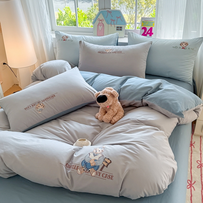 91家纺网 家纺一手货源 找家纺 雲归梦 2025春夏新款全棉纯棉刺绣潮熊学院派系列四件套 穆赛熊