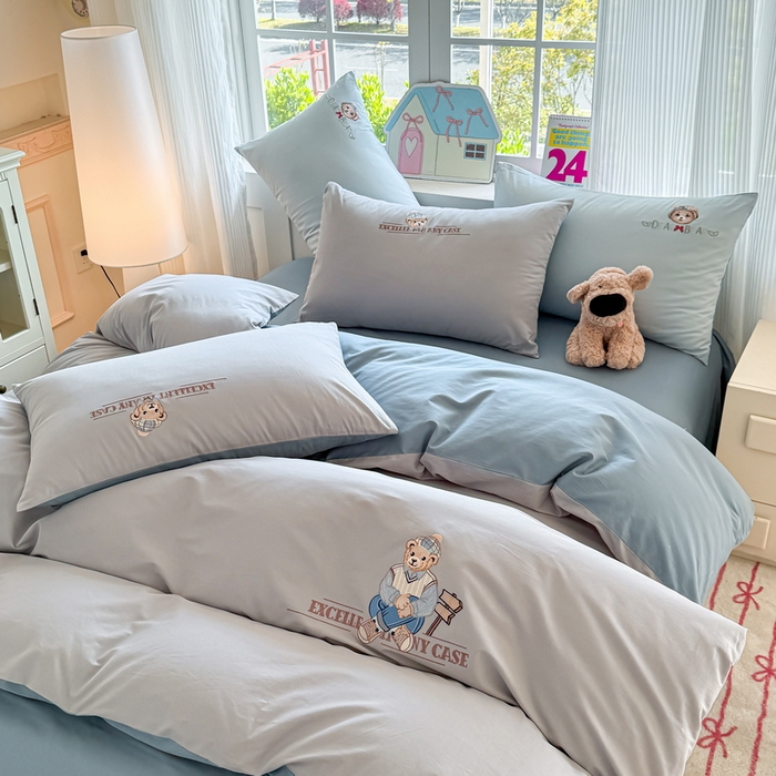 91家纺网 家纺一手货源 找家纺 雲归梦 2025春夏新款全棉纯棉刺绣潮熊学院派系列四件套 穆赛熊