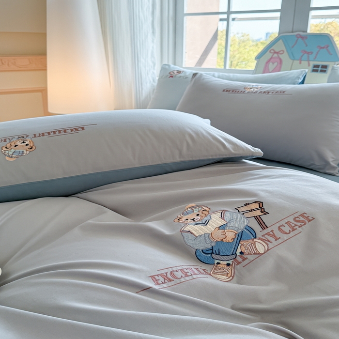 91家纺网 家纺一手货源 找家纺 雲归梦 2025春夏新款全棉纯棉刺绣潮熊学院派系列四件套 穆赛熊