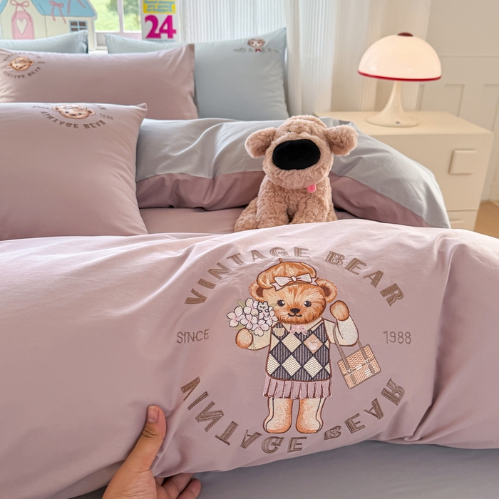 91家纺网 家纺一手货源 找家纺 雲归梦 2025春夏新款全棉纯棉刺绣潮熊学院派系列四件套 肯尼熊