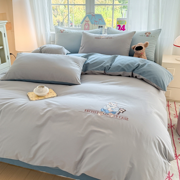 91家纺网 家纺一手货源 找家纺 雲归梦 2025春夏新款全棉纯棉刺绣潮熊学院派系列四件套 穆赛熊