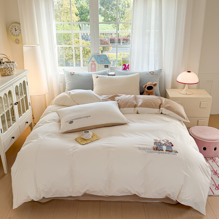 91家纺网 家纺一手货源 找家纺 雲归梦 2025春夏新款全棉纯棉刺绣潮熊学院派系列四件套 学院熊