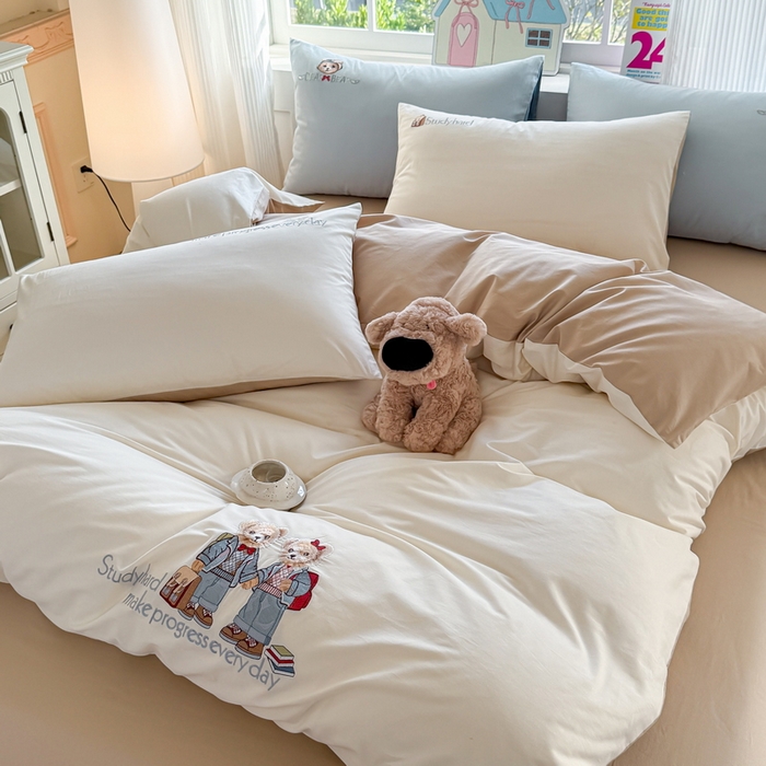 91家纺网 家纺一手货源 找家纺 雲归梦 2025春夏新款全棉纯棉刺绣潮熊学院派系列四件套 学院熊