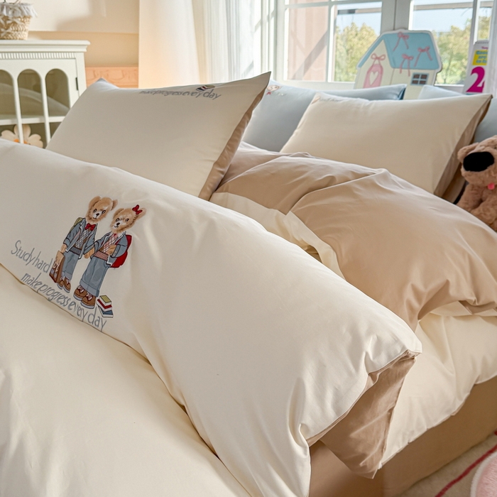 91家纺网 家纺一手货源 找家纺 雲归梦 2025春夏新款全棉纯棉刺绣潮熊学院派系列四件套 学院熊