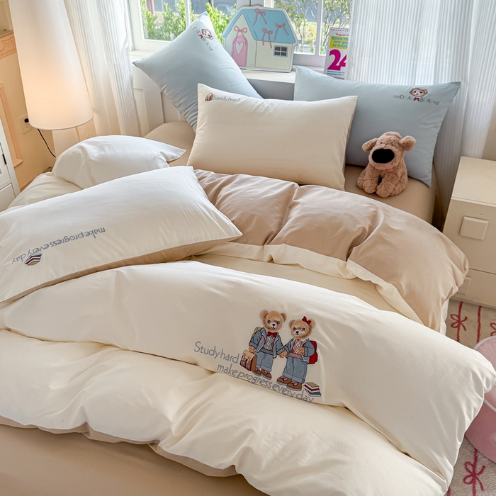 91家纺网 家纺一手货源 找家纺 雲归梦 2025春夏新款全棉纯棉刺绣潮熊学院派系列四件套 学院熊