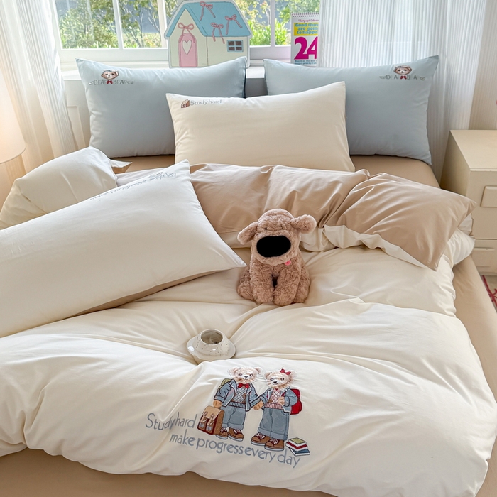 91家纺网 家纺一手货源 找家纺 雲归梦 2025春夏新款全棉纯棉刺绣潮熊学院派系列四件套 学院熊