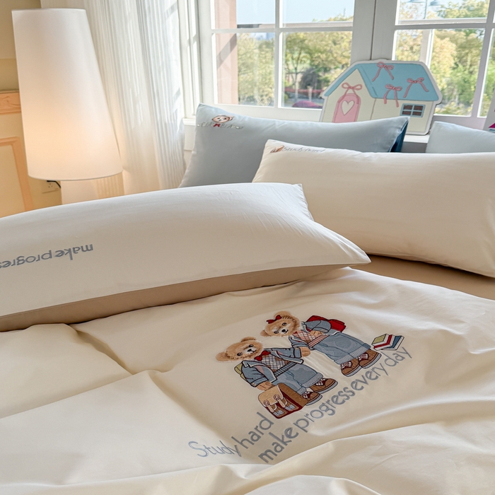 91家纺网 家纺一手货源 找家纺 雲归梦 2025春夏新款全棉纯棉刺绣潮熊学院派系列四件套 学院熊