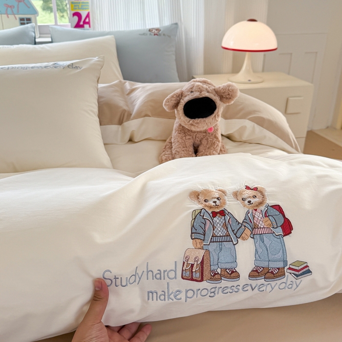 91家纺网 家纺一手货源 找家纺 雲归梦 2025春夏新款全棉纯棉刺绣潮熊学院派系列四件套 学院熊