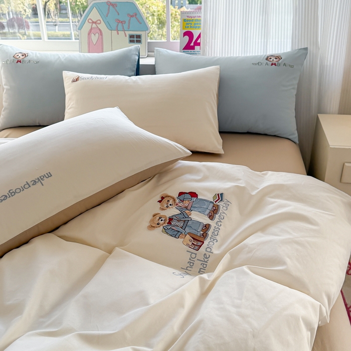 91家纺网 家纺一手货源 找家纺 雲归梦 2025春夏新款全棉纯棉刺绣潮熊学院派系列四件套 学院熊