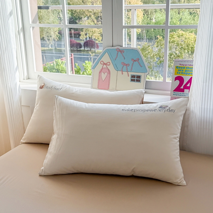 91家纺网 家纺一手货源 找家纺 雲归梦 2025春夏新款全棉纯棉刺绣潮熊学院派系列四件套 学院熊