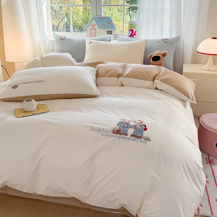 91家纺网 家纺一手货源 找家纺 雲归梦 2025春夏新款全棉纯棉刺绣潮熊学院派系列四件套 学院熊