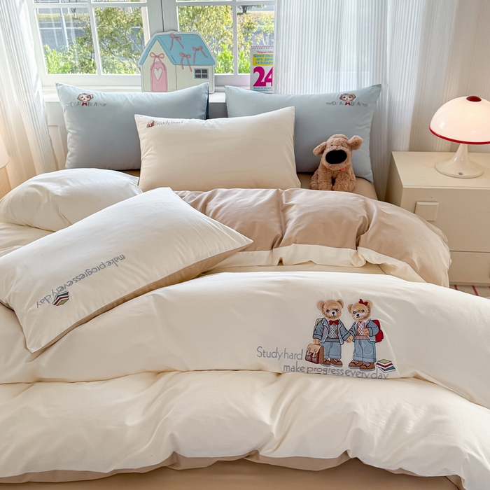 91家纺网 家纺一手货源 找家纺 雲归梦 2025春夏新款全棉纯棉刺绣潮熊学院派系列四件套 学院熊