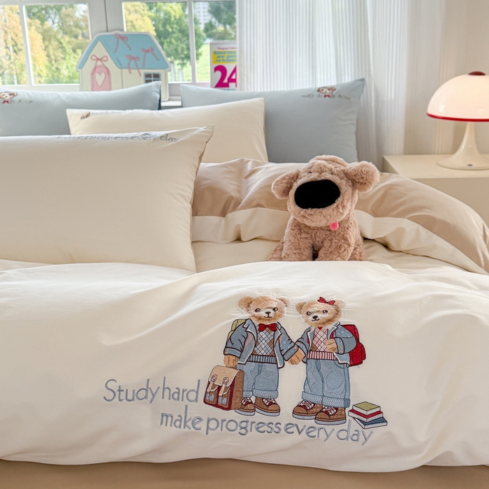 91家纺网 家纺一手货源 找家纺 雲归梦 2025春夏新款全棉纯棉刺绣潮熊学院派系列四件套 学院熊