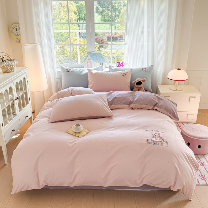 91家纺网 家纺一手货源 找家纺 雲归梦 2025春夏新款全棉纯棉刺绣潮熊学院派系列四件套 雅莱熊