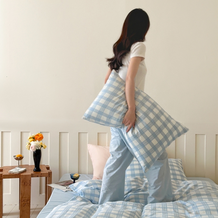 91家纺网 家纺一手货源 找家纺 小春日和 2025新款色织双层纱提花亲肤柔软贴身提花人字纹面料四件套 漫野 蓝