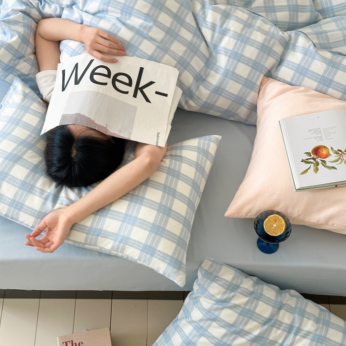 91家纺网 家纺一手货源 找家纺 小春日和 2025新款色织双层纱提花亲肤柔软贴身提花人字纹面料四件套 漫野 蓝