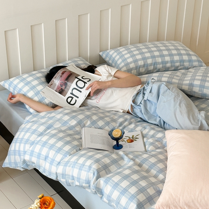 91家纺网 家纺一手货源 找家纺 小春日和 2025新款色织双层纱提花亲肤柔软贴身提花人字纹面料四件套 漫野 蓝