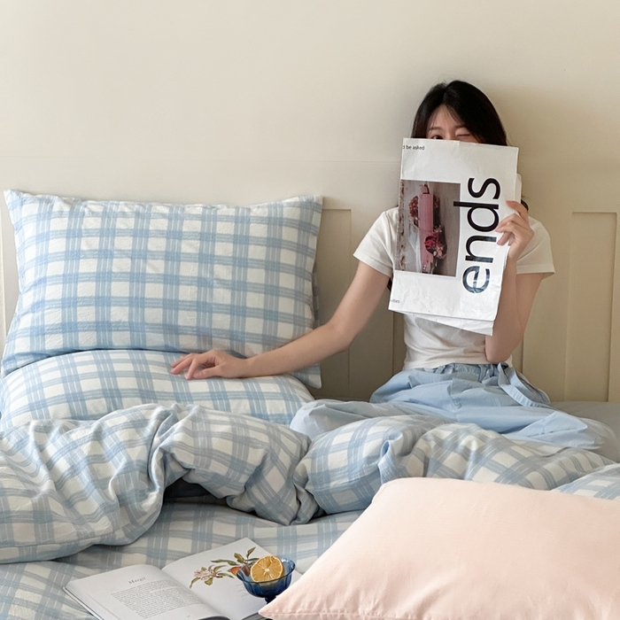 91家纺网 家纺一手货源 找家纺 小春日和 2025新款色织双层纱提花亲肤柔软贴身提花人字纹面料四件套 漫野 蓝