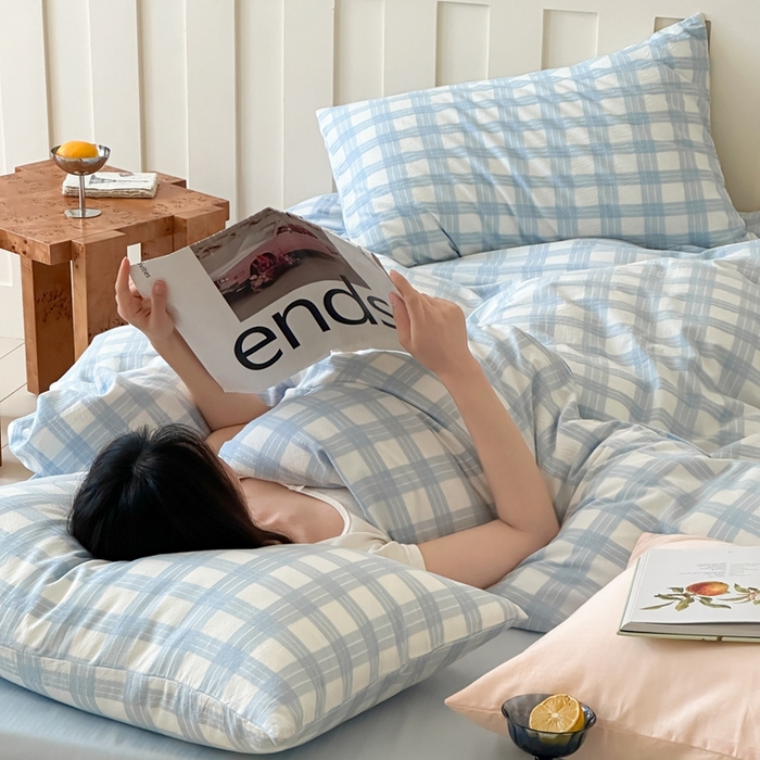 91家纺网 家纺一手货源 找家纺 小春日和 2025新款色织双层纱提花亲肤柔软贴身提花人字纹面料四件套 漫野 蓝