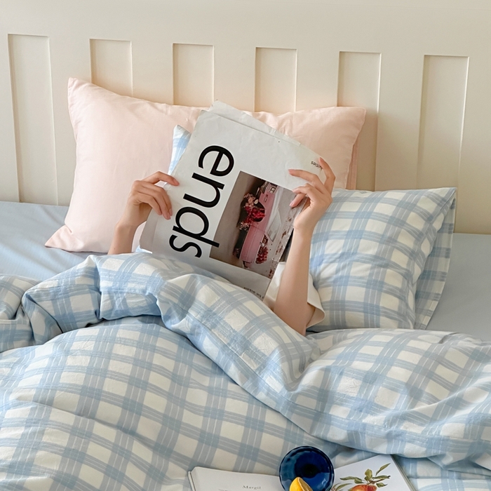 91家纺网 家纺一手货源 找家纺 小春日和 2025新款色织双层纱提花亲肤柔软贴身提花人字纹面料四件套 漫野 蓝