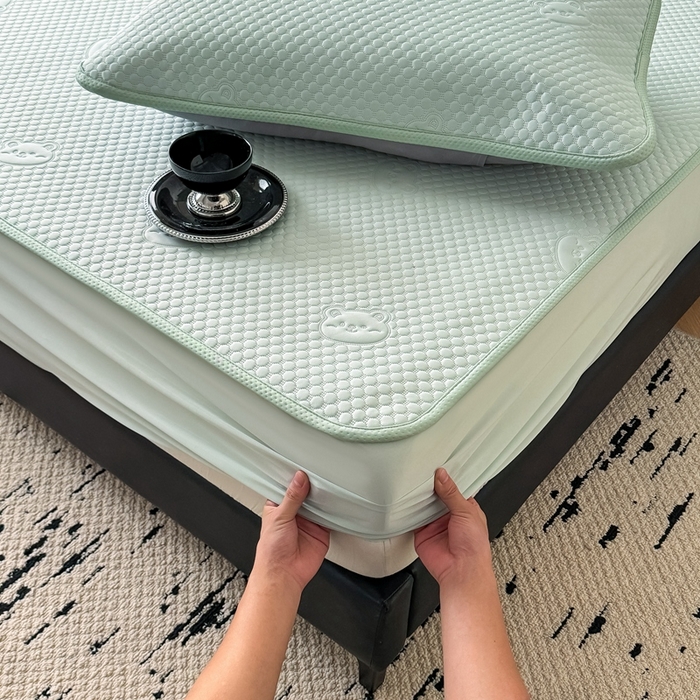 91家纺网 家纺一手货源 找家纺 卡罗兰 2025新款豆豆凉席小冰熊床裙床笠款 水蓝-床笠