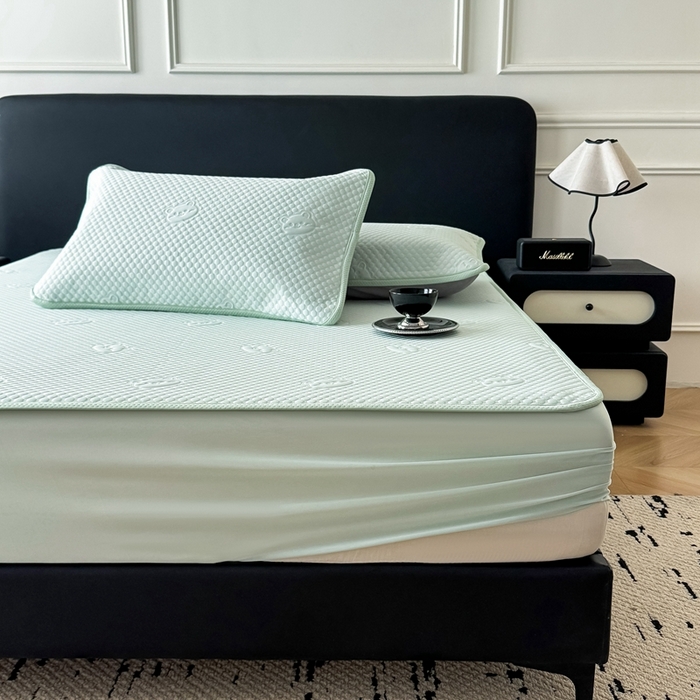 91家纺网 家纺一手货源 找家纺 卡罗兰 2025新款豆豆凉席小冰熊床裙床笠款 水蓝-床笠