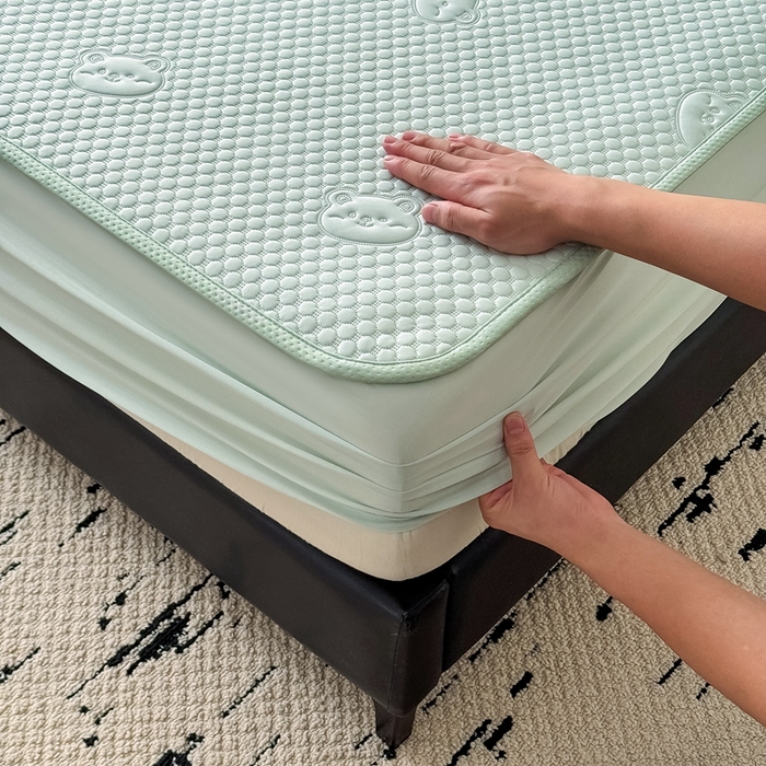 91家纺网 家纺一手货源 找家纺 卡罗兰 2025新款豆豆凉席小冰熊床裙床笠款 水蓝-床笠