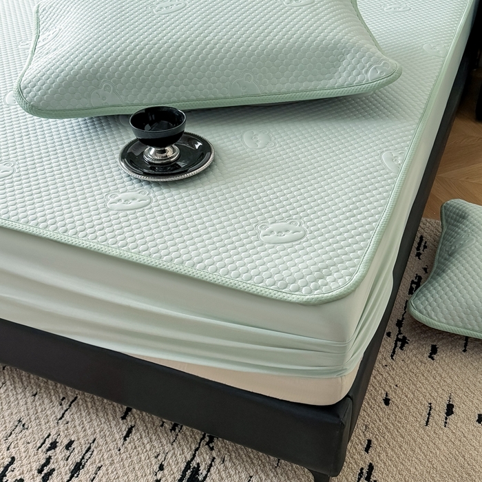 91家纺网 家纺一手货源 找家纺 卡罗兰 2025新款豆豆凉席小冰熊床裙床笠款 水蓝-床笠