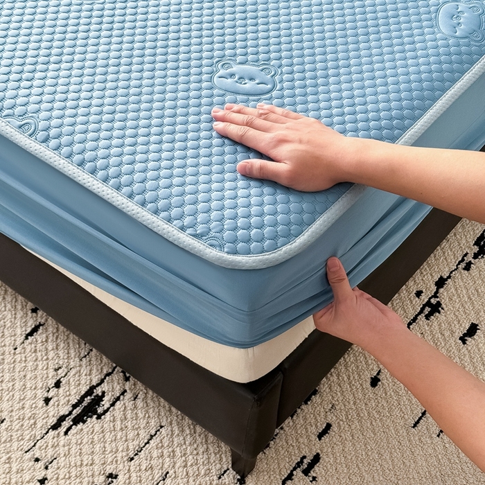 91家纺网 家纺一手货源 找家纺 卡罗兰 2025新款豆豆凉席小冰熊床裙床笠款 宾利蓝-床笠